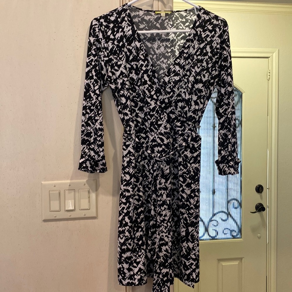 Gianni Bini black/white sewn wrap around dress. Size small. 3/4 sleeves.